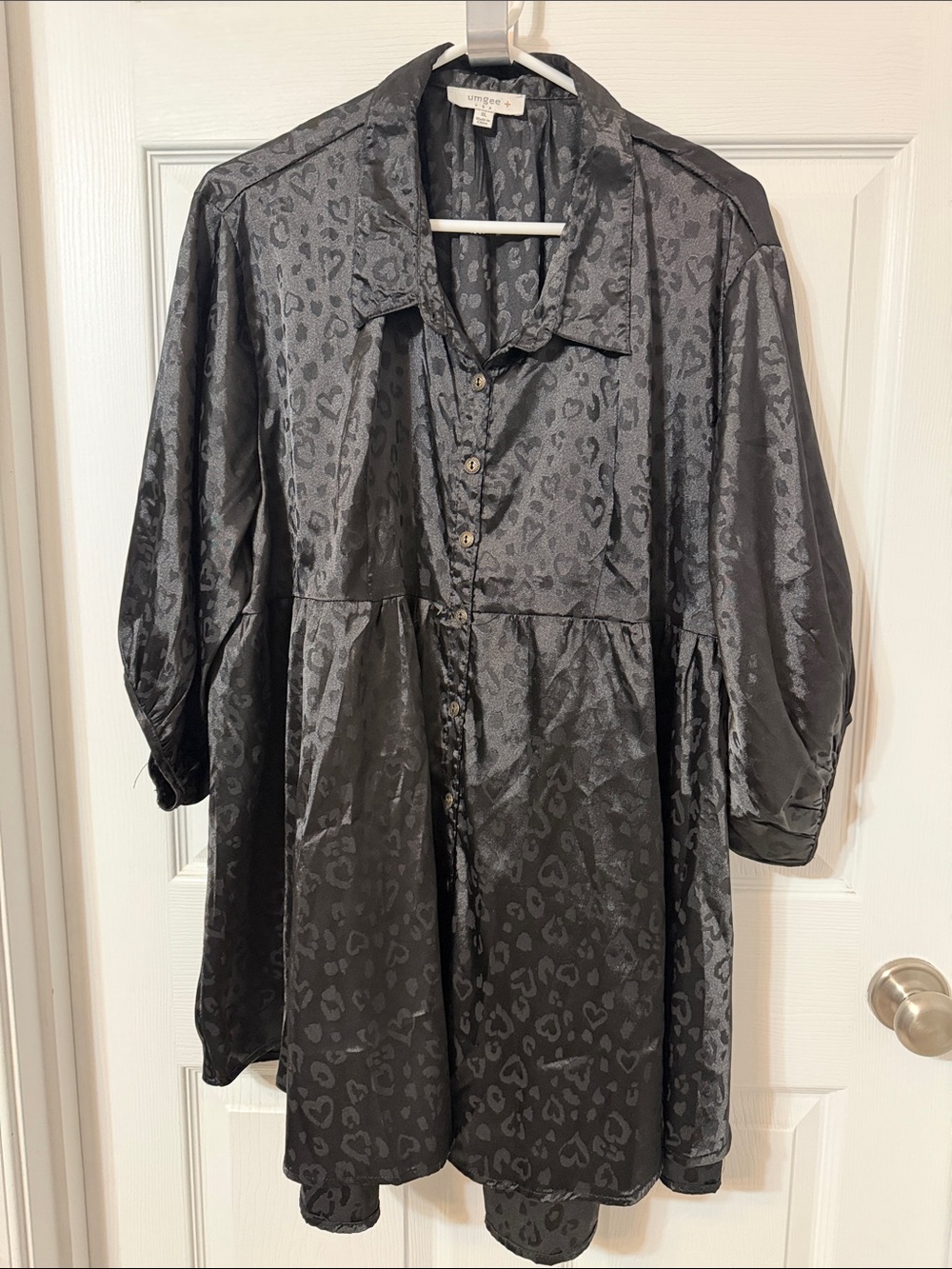 Umgee Black Satin Leopard-Jacquard Button-Front Tunic Trench